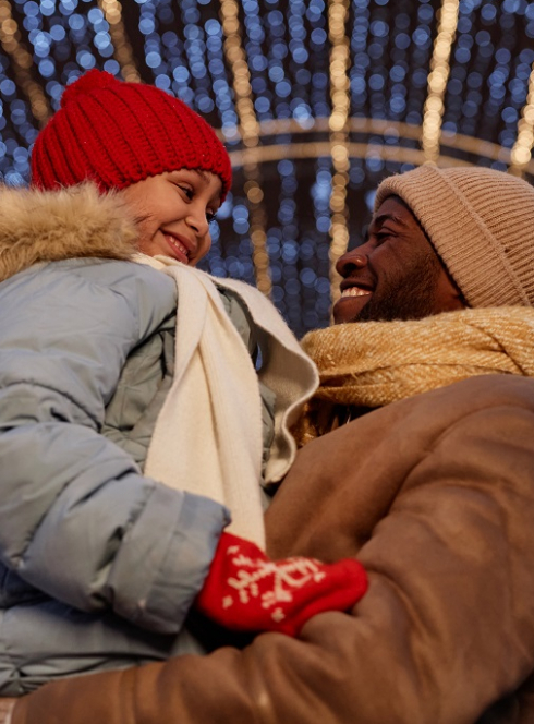Marchés de Noël 2024 à Clermont-Ferrand et dans le Puy-de-Dôme : Une père et sa fille sous les illuminations de Noël
