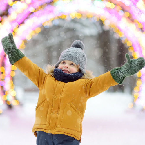 Que faire à Lyon pour les vacances de Noël 2025 - enfant sous la neige