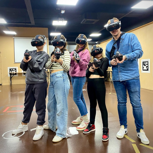PLAY IN PARK : Une équipe, une famille qui joue au Laser Game