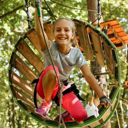 AccroCamp : fillette dans un tunnel