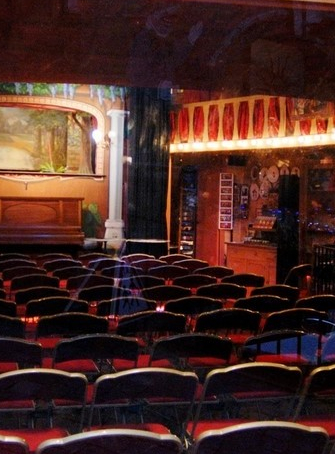 Guignol la tête dans les étoiles