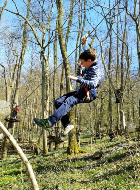 Yapluka Park petit garçon qui fait de l'accrobranche