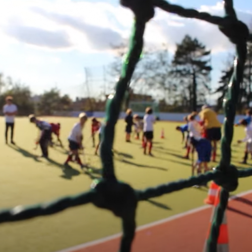 Enfants participant à un cours de hockey sur gazon