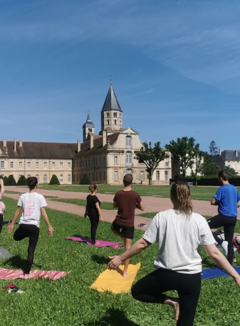 Monuments en (pleine) forme : yoga dans le parc d'un château
