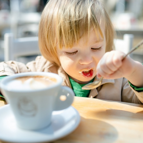 Top des salons de thé à Bordeaux : enfant mange en terrasse