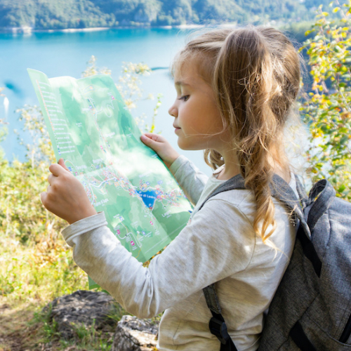 Lac : enfant avec une carte