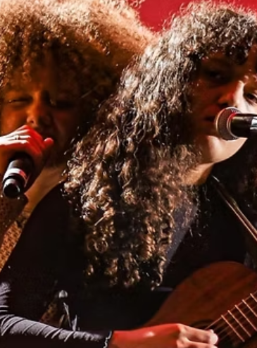 Malaka - Laurina & Sacha : Deux chanteuses sur scène avec une guitare