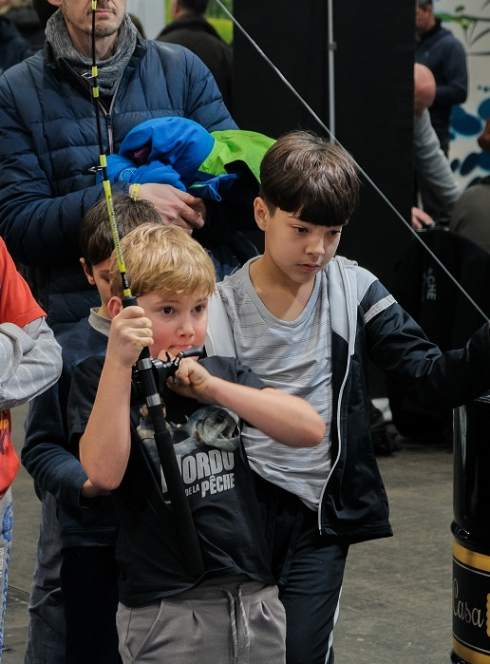 Carrefour National Pêche et Loisirs : Des enfants testent une canne à pêche