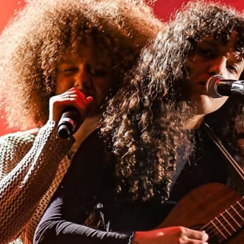 Malaka - Laurina & Sacha : Deux chanteuses sur scène avec une guitare
