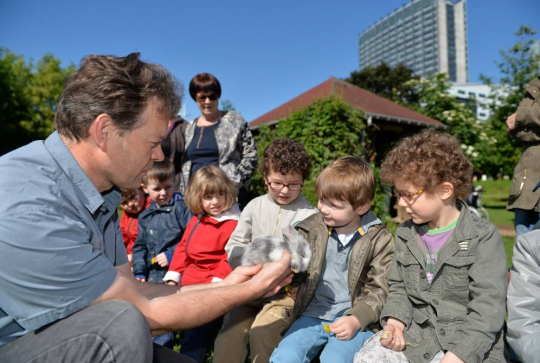 Ferme Pédagogique Marcel Dhénin : Des enfants avec un tout petit lapin