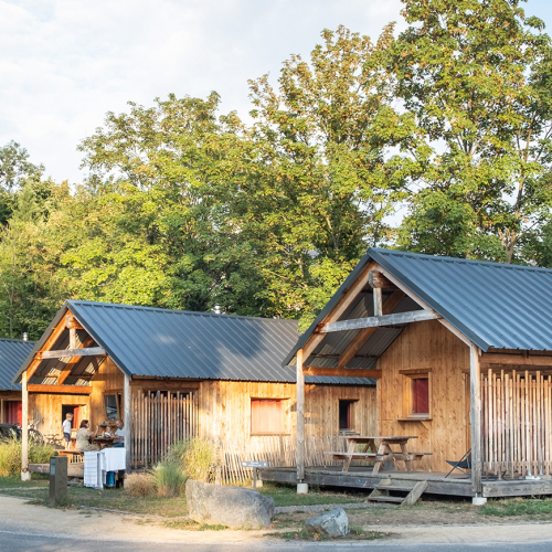 Chalet en bois dans la nature sur un CityKamp