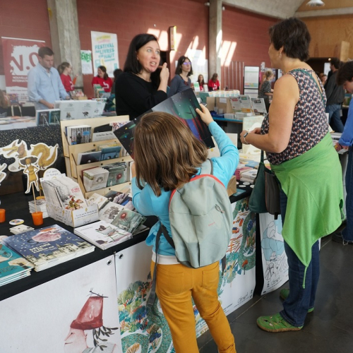 Festival des Livres d'en Haut : Un enfant regarde un livre