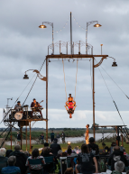 Festival Déantibulations : des circassiens et des musiciens sur une imposante structure aérienne métallique