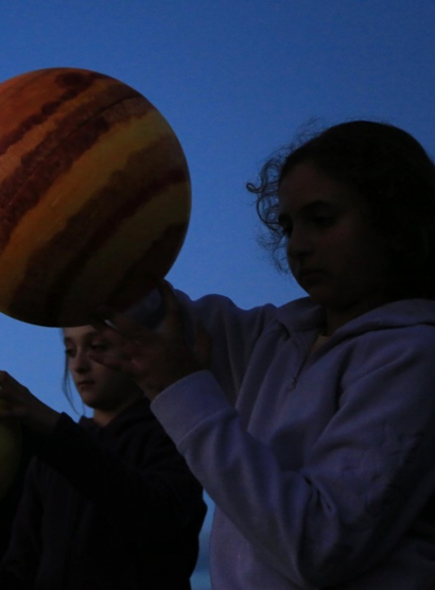 Étoiles grandeur nature à Vence : Des enfants avec des planètes