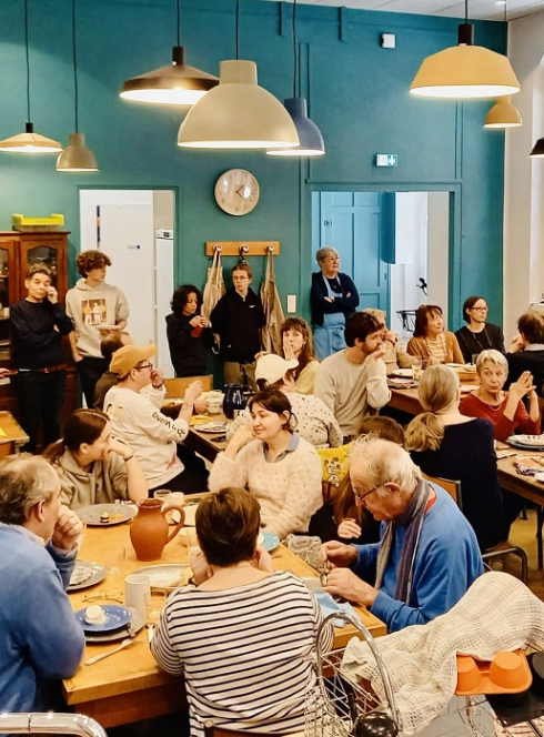 Les Petites Cantines Vieux-Lyon : Toutes les générations réunies autour de plusieurs tables dans un restaurant