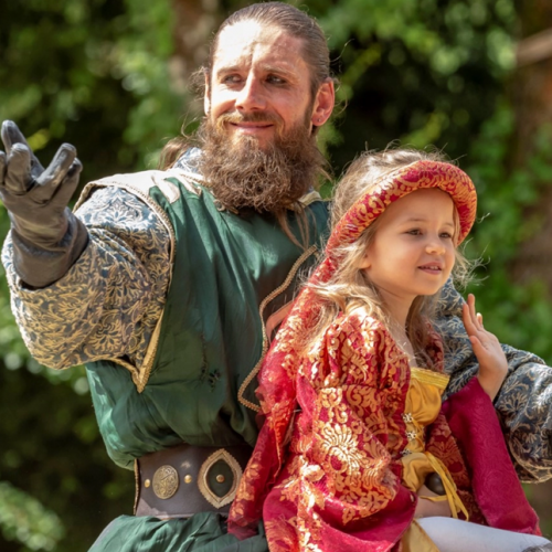 Médiévales d'Andilly : fillette déguisée sur un cheval