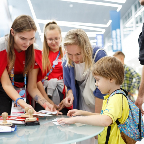 WorldSkills : Un petit garçon découvre un métier