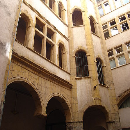 Vue en contre-plongée sur une traboule du Vieux-Lyon