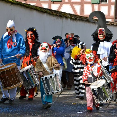 Watten et son Carnaval des écoles en 2025 : Des enfants avec des tambours déguisés