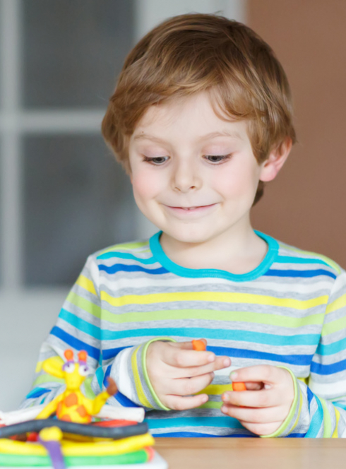 Enfant faisant de la pâte fimo