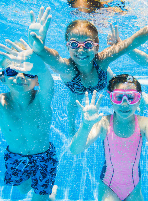 Enfants sous l'eau dans une piscine
