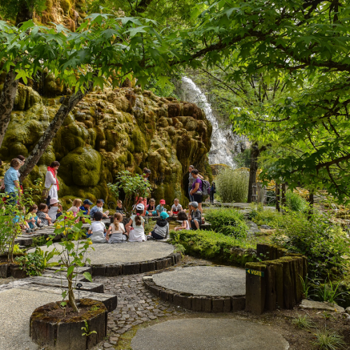 Le Jardin des Fontaines Pétrifiantes : une visite pour les enfants
