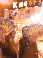 Luna Park : Deux jeunes femmes tiennent des billets