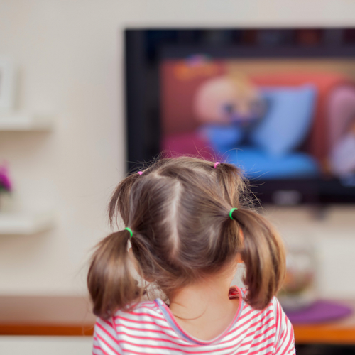 TFOU MAX : fillette devant la télé