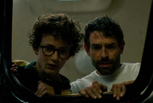 Quand on crie au loup - Victor dans les escaliers