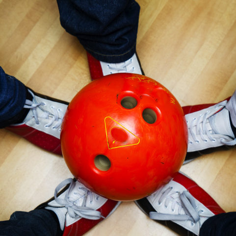 Fêter son anniversaire au bowling : une idée sportive