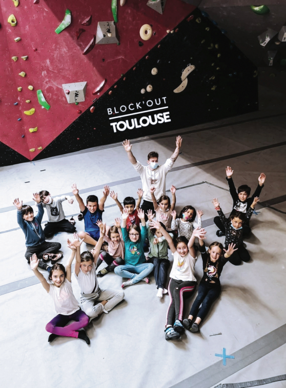 Block'Out Toulouse : enfants saluent