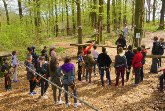 Aventure de la Bresse groupe d'enfants qui font de l'accrobranche