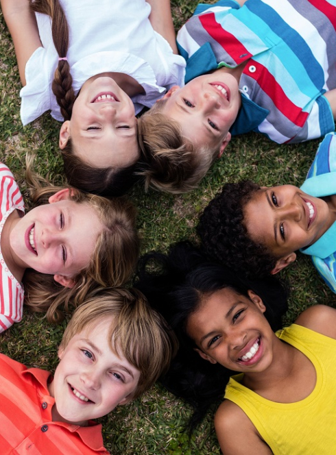 Clubs Samedis : Des jeunes couchés par terre en cercle