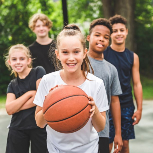 Cinq enfants qui jouent au basket