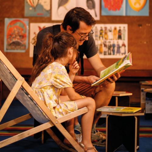 Festival Gribouillis : une fillette lit