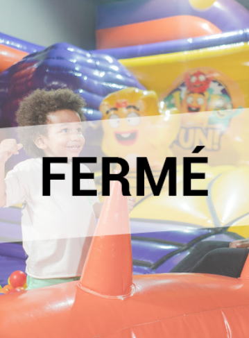 TFOU Parc Tourcoing : Un petit garçon joue dans une structure gonflable