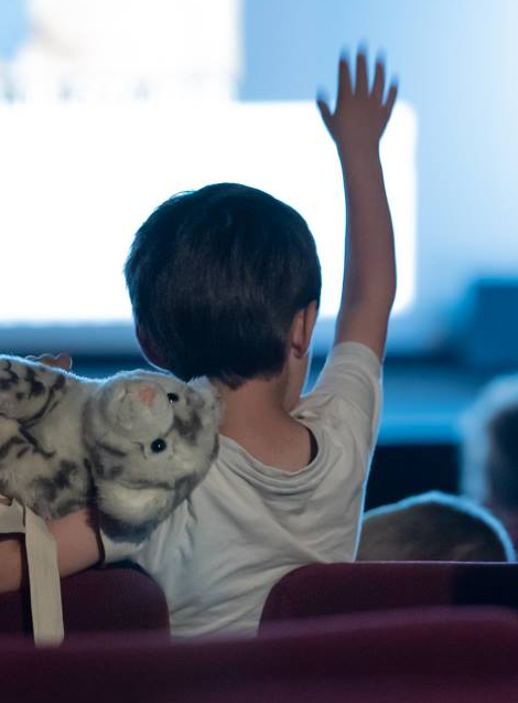 Série Séries Kids : un enfant lève la main au cinéma