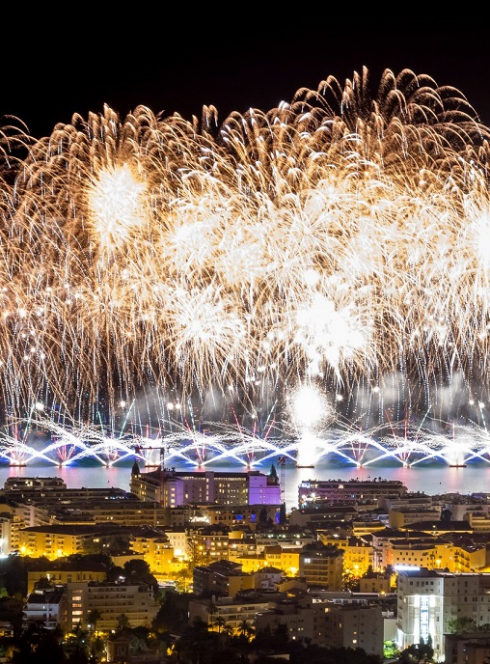 Feu d'artifice du nouvel an à Cannes : Spectacle pyrotechnique au-dessus de l'eau et de la ville