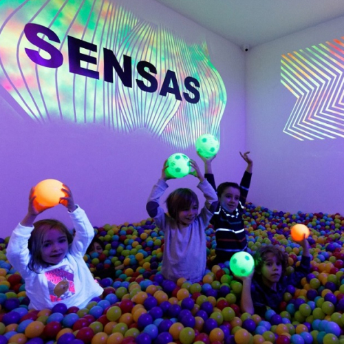 Sensas Nice : Des enfants dans une piscine à balles fluorescentes