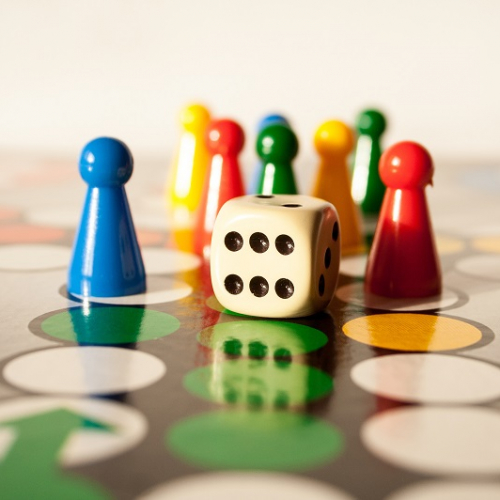 Adobe Stock - pions et dé