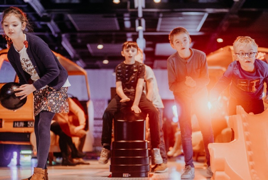 Hall U Need : Des enfants jouent sur une piste de bowling