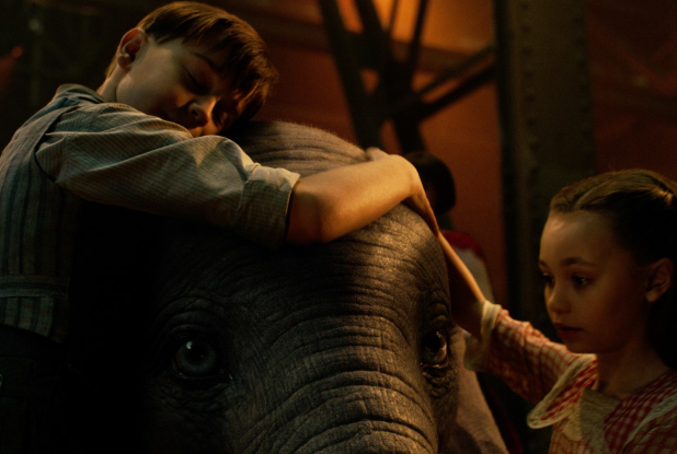 Dumbo, le film : câlin des enfants