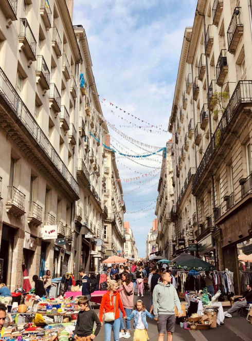 Le Grand Déballage des commerçants du centre ville de Nantes : famille dans une rue