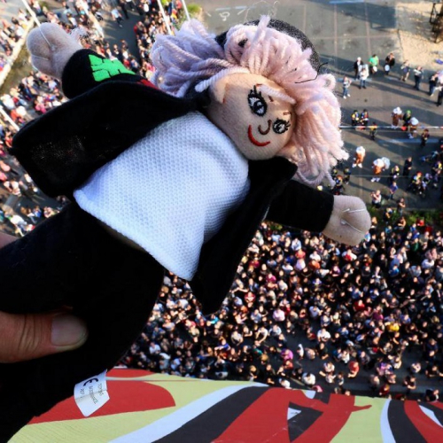 Fête des Berlouffes : Marionnette devant la foule