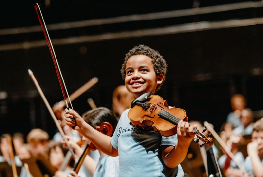 Philharmonie de Paris : petit garçon un violon dans les mains