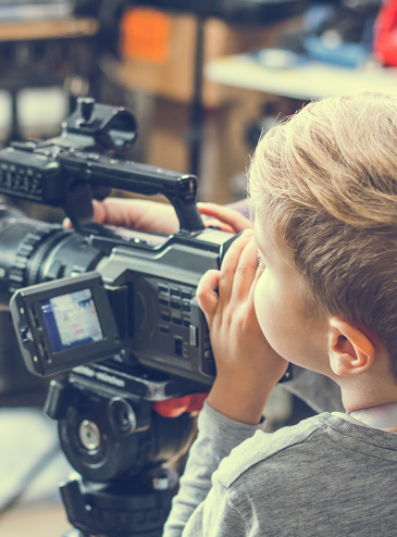 Petit garçon qui filme avec une caméra