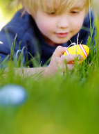 Pâques 2024 à Eze : un petit garçon trouve des œufs dehors