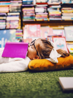 Festival du Livre de Nice 2024 : Petite fille allongée au milieu de livres