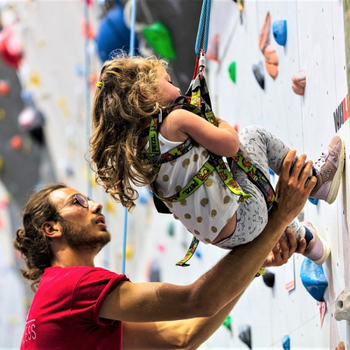 Vesúbia Mountain Park : Une petite fille aidée par un moniteur qui fait de l'escalade