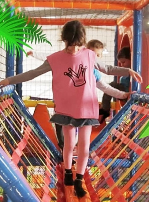 Royal Kids Chassieu : Une petite fille joue dans des filets